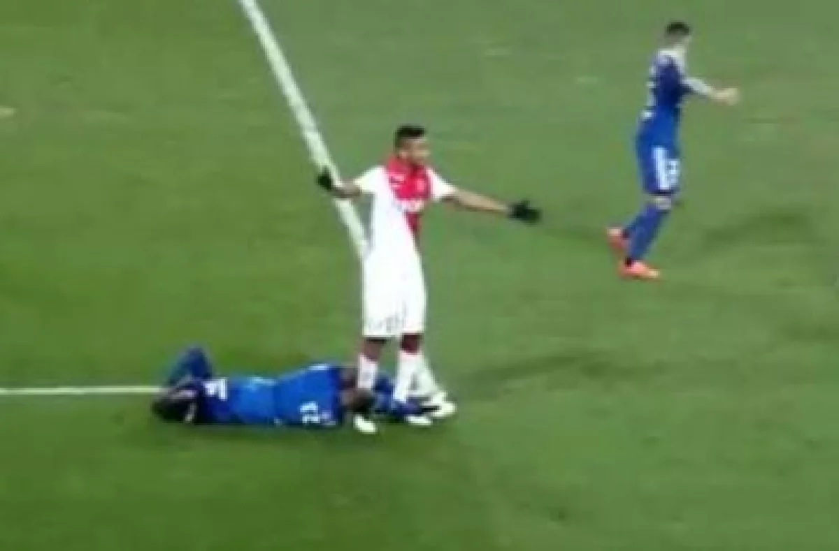 «Сен ұрмасаң, мен ұрамын». Футболшылардың да жүйкесі сыр береді    