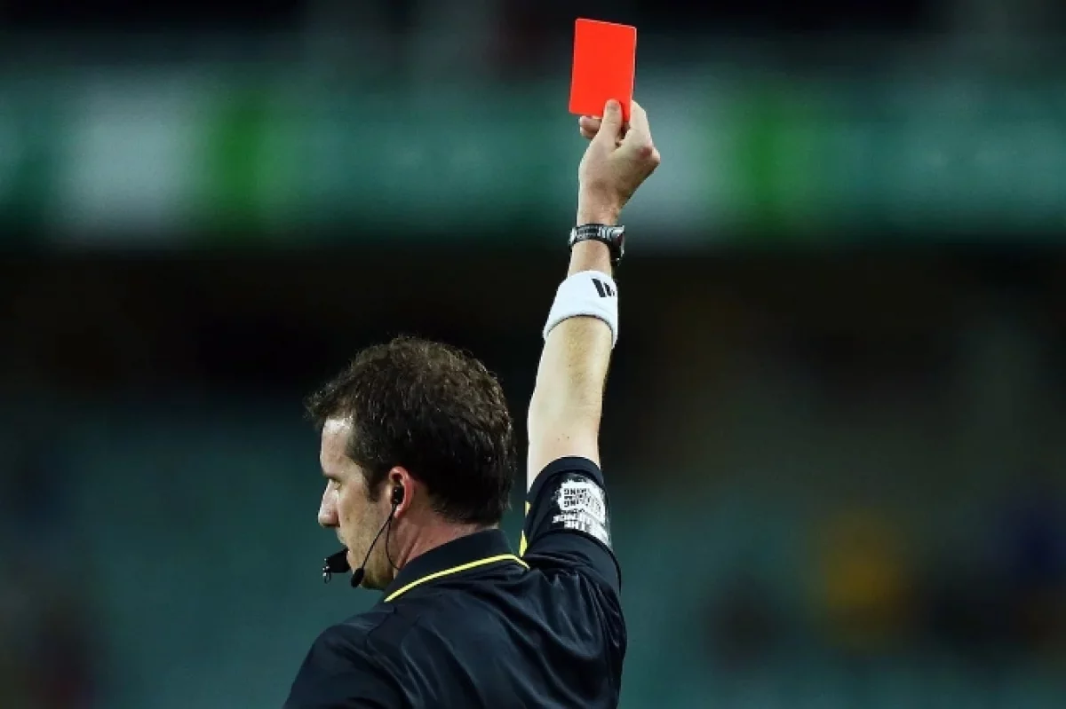 Аспаннан қызыл қағаз жауған матч