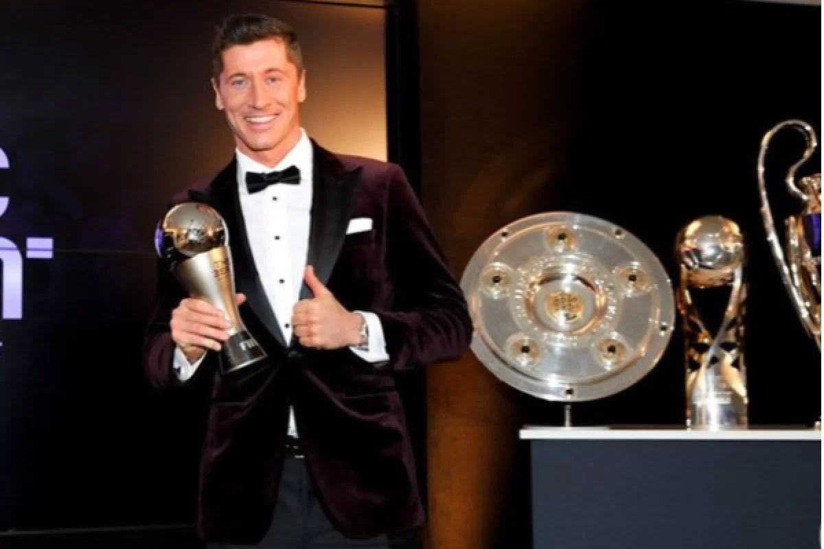 Роберт Левандовски «FIFA» нұсқасы бойынша жыл ойыншысы атанды