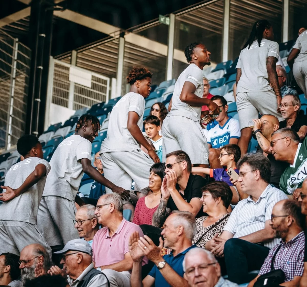 Қарсыласты қолдауға келетін жұрттың қарасы көп болады ма?