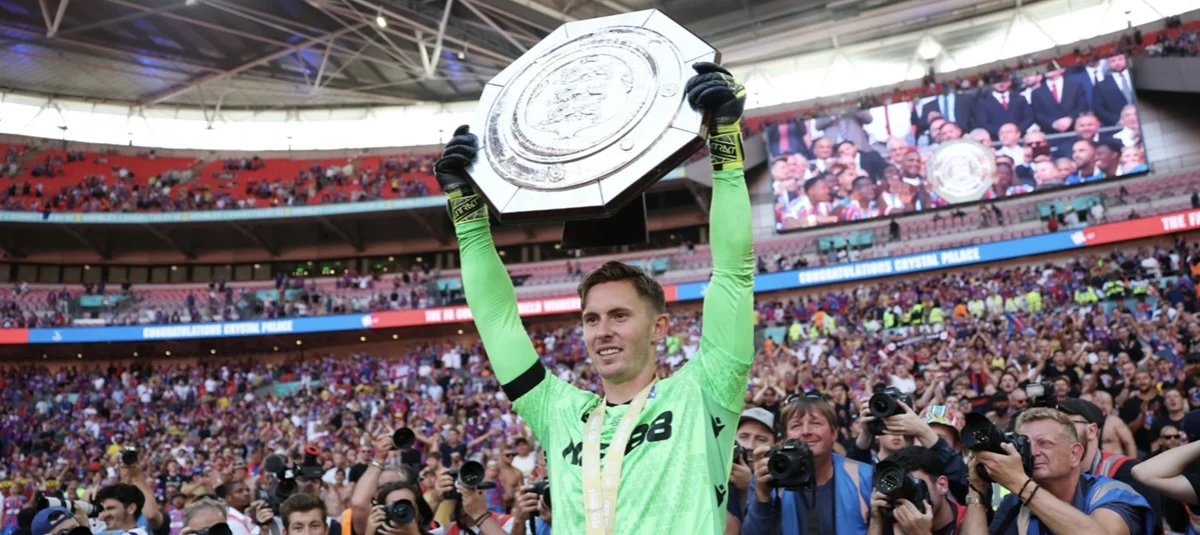 Ағылшын Супер кубогындағы жеңістен кейін “Кристал Пэлас” қақпашысы Дин Хендерсон жанкүйерлерге пабта 1000 фунтқа сусын алып берді