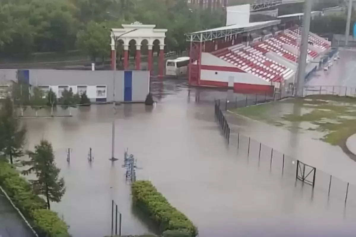 Жаңбырға шыдамайтын стадион қалайша УЕФА-ның лицензиясын алып алған? «Қызыл-Жардың» алаңы жаңбырдың астында қалып, быт-шыты шықты