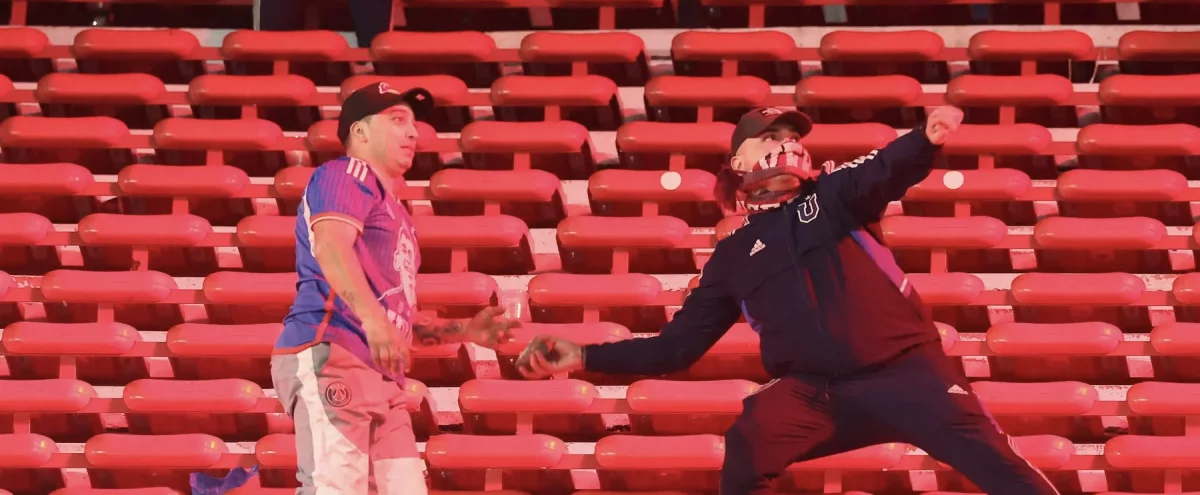 “Универсидад де Чили” жанкүйерлері стадионда қанды қырғын жасады