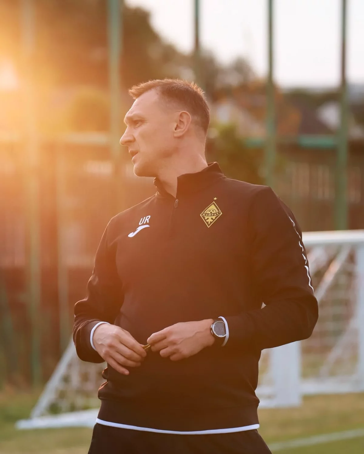 Ересек әйел шалбарына зейін қояды