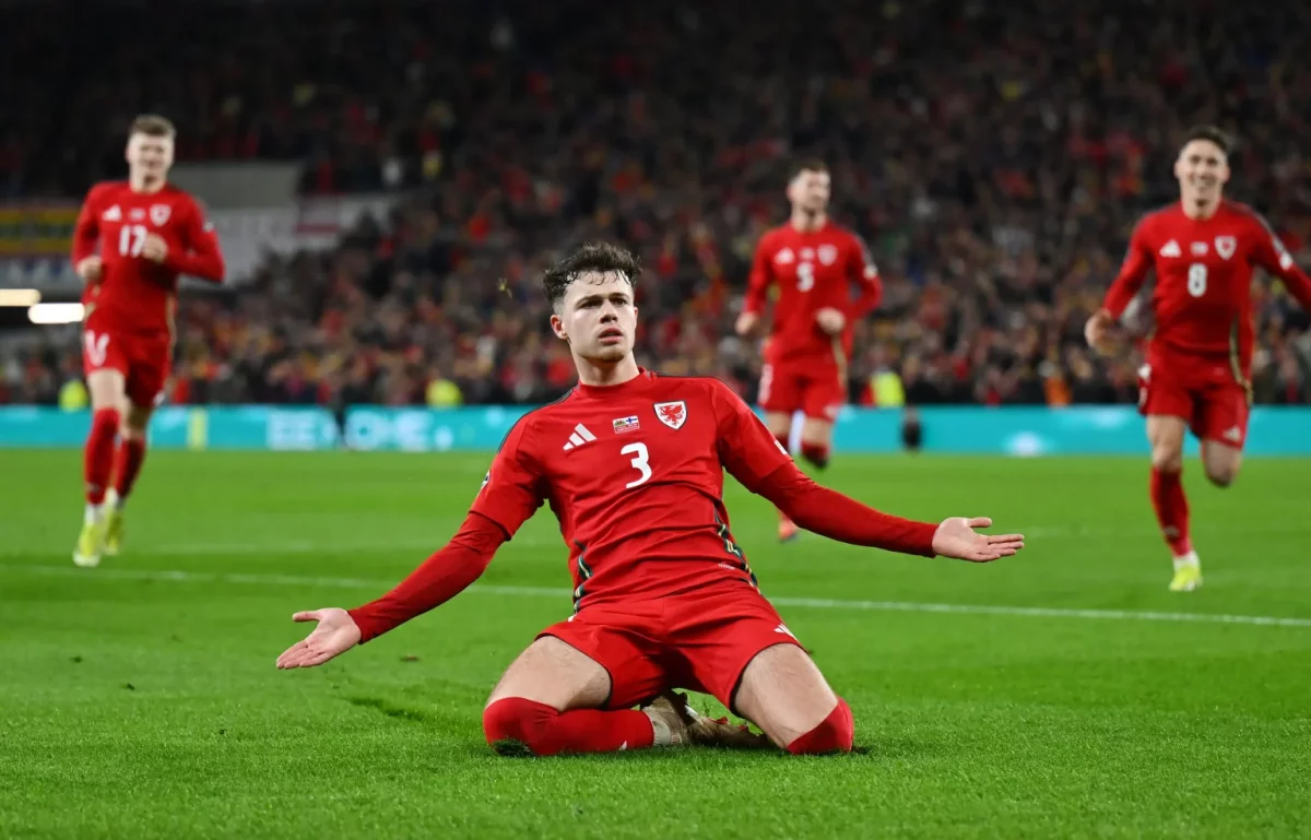 Уэльс құрамасы жанкүйерлерінің бір тобы Қазақстанға келе жатыр