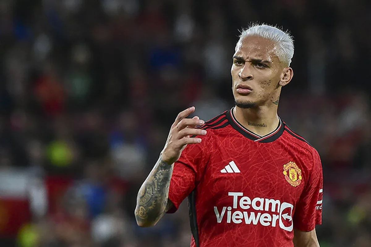 «Манчестер Юнайтедтен» кеткен футболшы қуаныштан көз жасына ерік берді