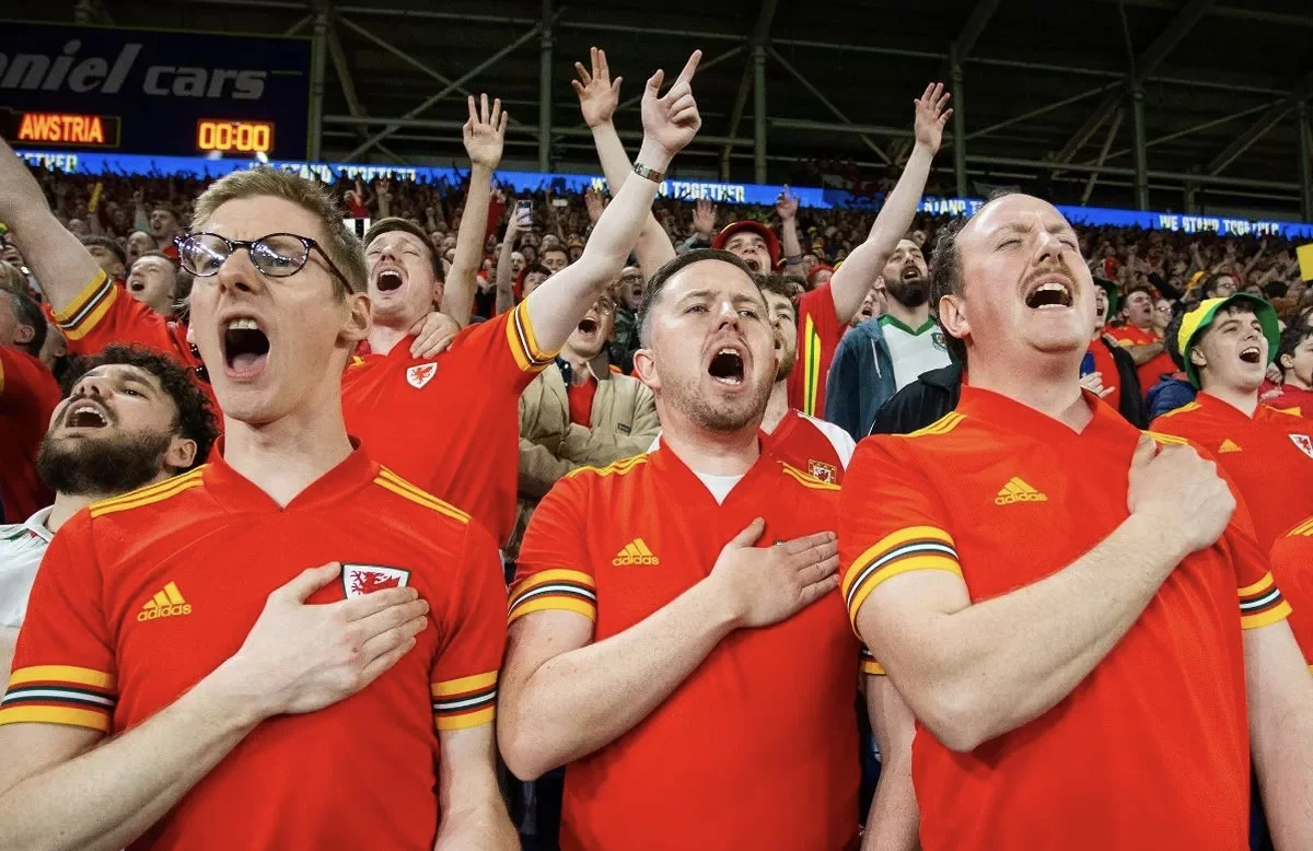 Уэльстен 1100-ден аса Валлийлік жанкүйер елордаға табан тіреді