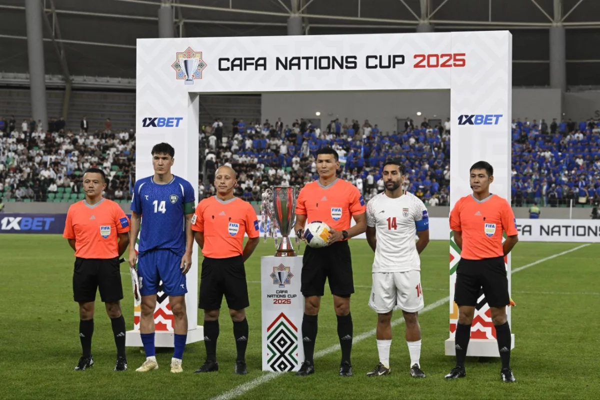 Қырғыз азаматтарынан құрылған төрешілер бригадасы ішкі чемпионат кездесуінде қызмет жасайды