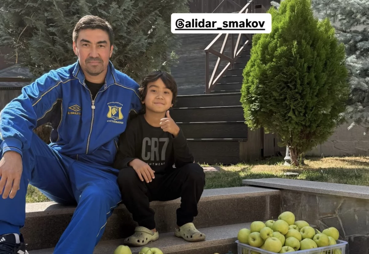 Чемпиондар лигасының жұлдызы Смақовтың бау-бақшасында алма теріп жүр….