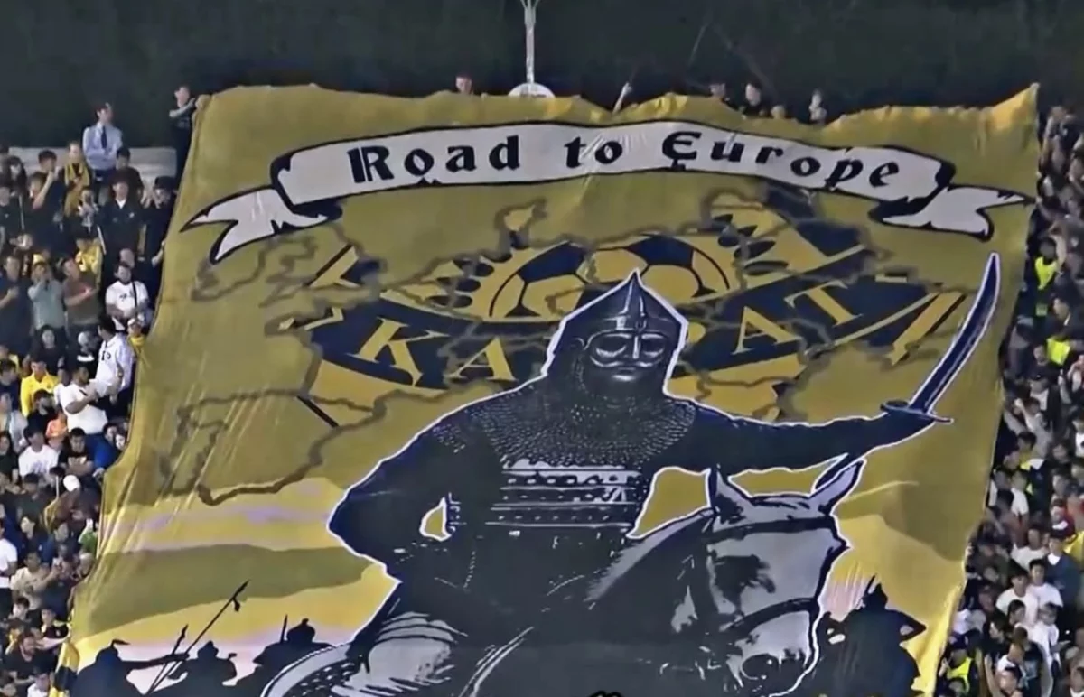 “Еуропаға жол” “Қайрат” жанкүйерлерінің баннеріндегі жауынгер жайлы не белгілі?