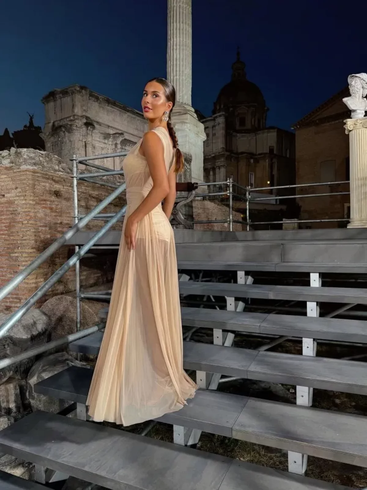 Эрлинг Холандтың сүйіктісі Aғылшын жұлдыздарының назарын өзіне аударды