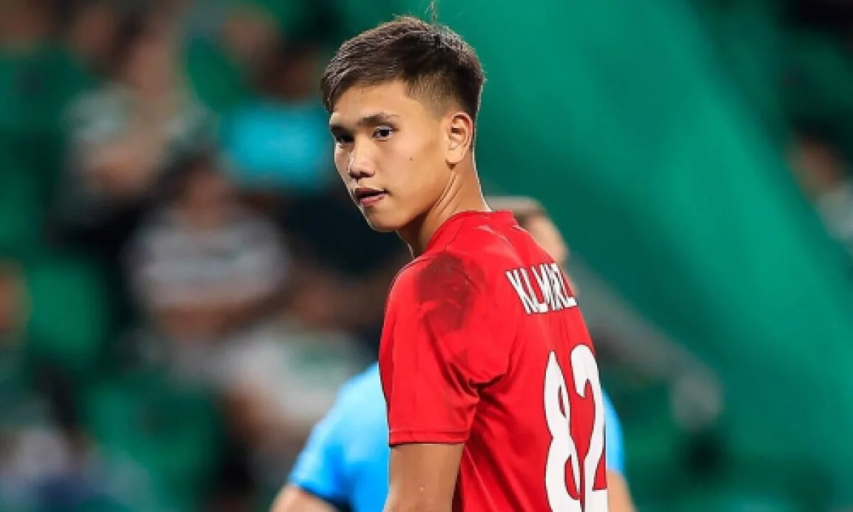 Бірі екіншісін құлағында жалайды