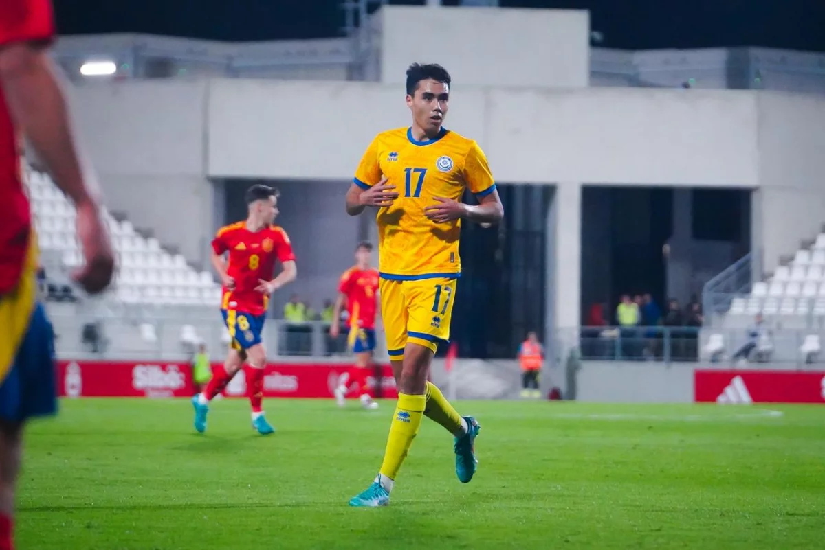 Қыз порно түсіріп жатыр