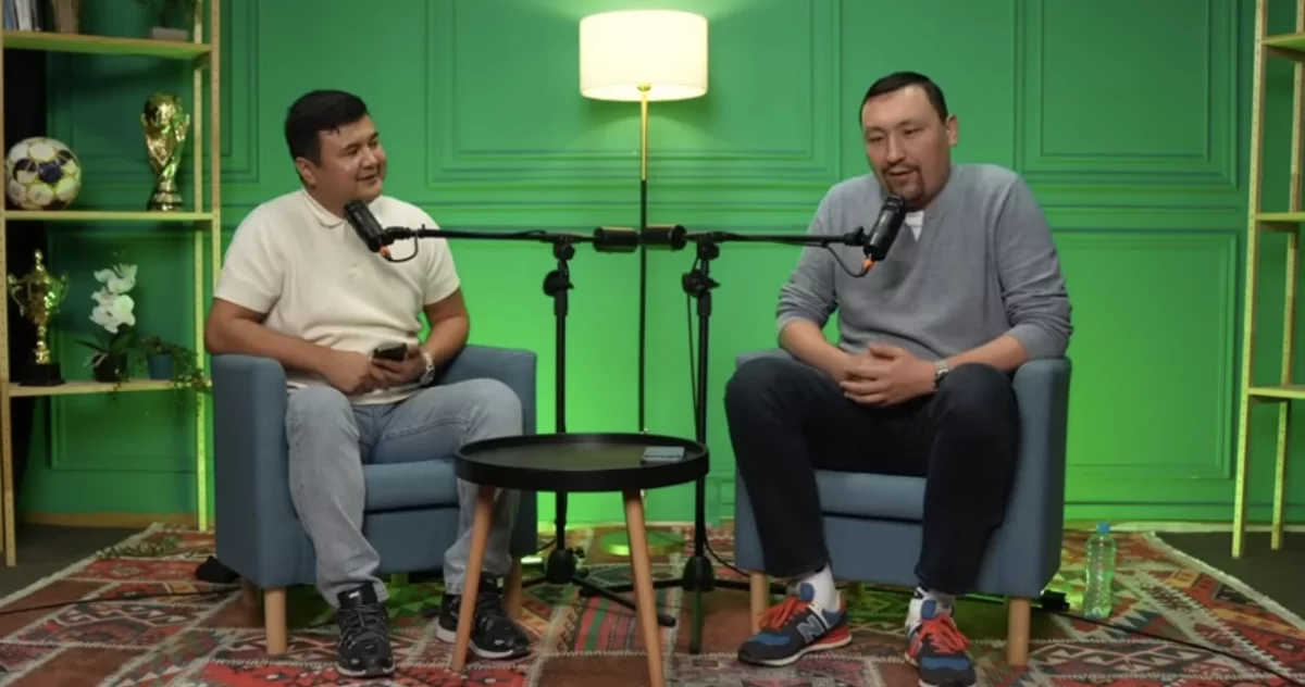 Қалың жамбас түкті кискамен Олар үлкен әтештері бар арық қызды трахает