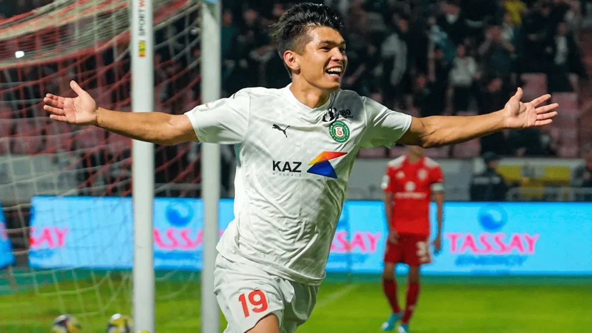 Жалаңаш жігіттер суретке зәр беріп жатыр