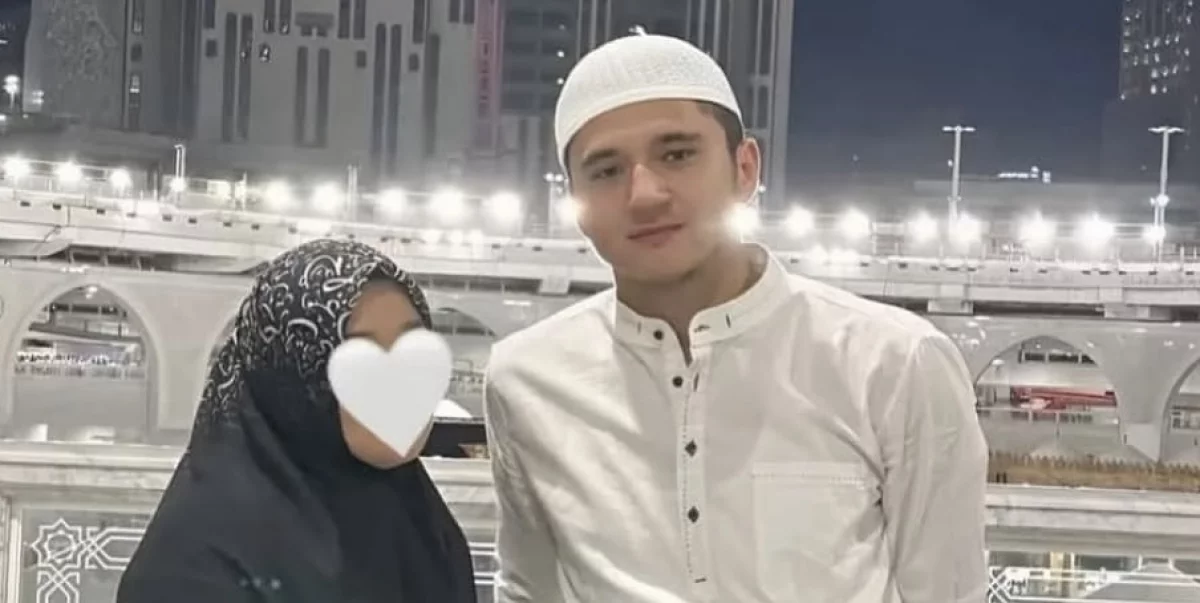 Абдукодир Хусанов анасымен бірге умра жасады