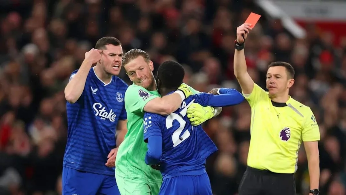 “Эвертон” ойыншылары матч кезінде өзара жаға жыртысты