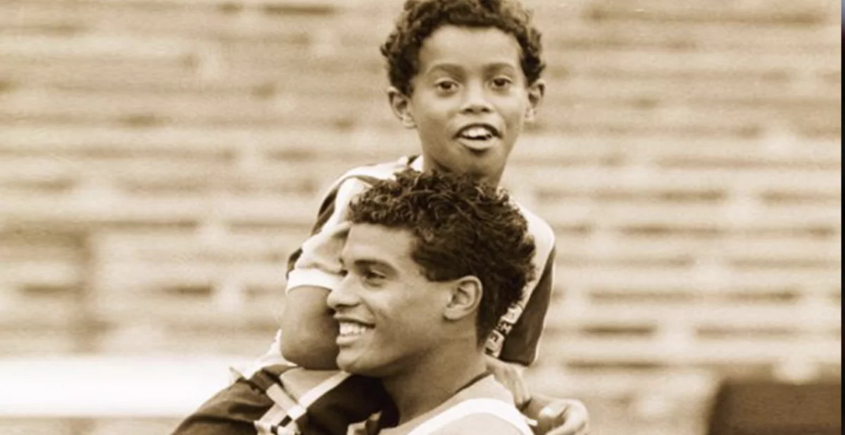 Роналдиньоның жүректі тебіренткен естелігі – “Әкемді енді ешқашан көрмеймін дегенге ұзақ уақыт сене алмадым”