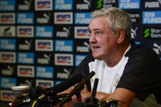 «Ньюкасл» жаттығу базасында футболшылардың қол алысуына тыйым салды