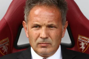 9 күннен кейін жұмыстан қуылған бапкер қомақты қаржы алды