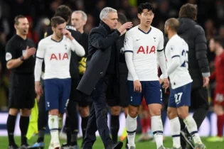 «Тоттенхэм» ойыншылары стадионның шатырында экскурсия өткізді 