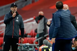 Клопп «Челси» ойыншысының қызыл қағаз алғанына қуанған «Ливерпуль» ойыншыларына ұрсып берді