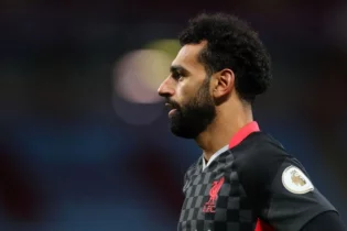 Салах үйсіз жүрген адамды жақтап, оған ақша берді