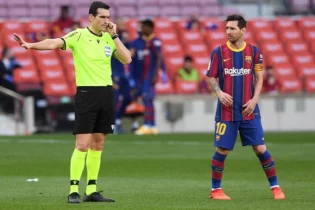 «Барселона» «Реалмен» өткен кездесуде қазылық еткен төрешінің үстінен шағым түсті 