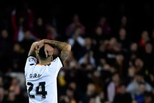 «Барселона» Пикенің орнына клубсыз жүрген қорғаушыны алуы мүмкін