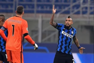 Артуро Видаль кешегі матчта қызыл қағаз алғаны үшін айыппұл төлейді