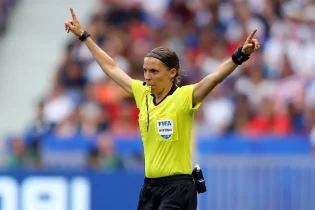 Чемпиондар лигасының тарихында алғаш рет әйел төреші қазылық етпек