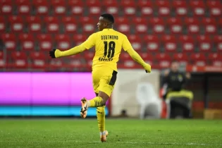 Мукоко Бундеслигада гол соққан ең жас ойыншы атанды