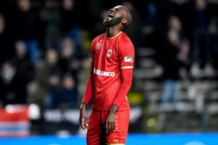 «Антверпен» футболшысы жаттығуға қарсылас команданың жейдесін киіп келді