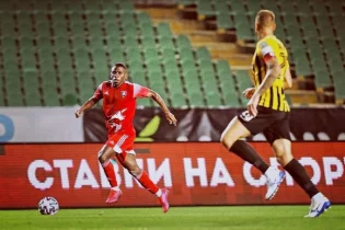 «Қайсар» екі легионермен қош айтысты