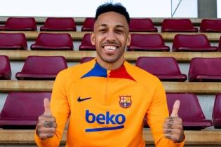 Пьер-Эмерик Обамеянг «Барселона» ойыншысы ретінде таныстырылды