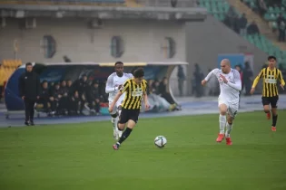 «Қайрат» екі футболшымен қоштасты