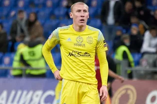 Исламбек Қуат «Жеңіс» жейдесін киеді