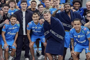 Дмитрий Бивол Нұралы Әліпке бокс қолғабын сыйлауға уәде берді