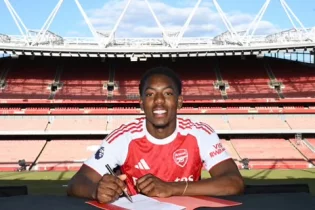 “Арсенал” жанкүйерінен “Арсенал” ойыншысына дейін: Майлз Льюис-Скелли “Арсеналмен” 5 жылдық келісімшарт жасады