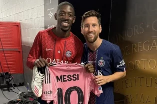 Дембеле Мессимен бірге түскен суретін бөлісіп, оны “GOAT” деп атады