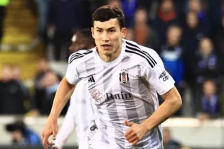 «Бешикташ» Зайнутдиновты «қуып» жатыр? Футболшының өкілдері стамбулдық командамен шұғыл келіссөздер жүргізуде