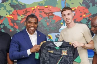 Палмер Клубтар арасындағы әлем чемпионатынан кейін отбасымен бірге 50 мың ғана халқы бар Сент-Китс аралына барды. Бұл оның атасының туған жері