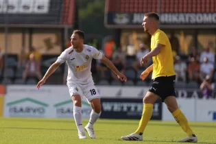 “Сары-қаралар” сапынан сары қағазды молынан алатын футболшы