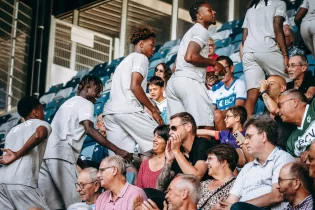 Қарсыласты қолдауға келетін жұрттың қарасы көп болады ма?