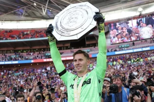 Ағылшын Супер кубогындағы жеңістен кейін “Кристал Пэлас” қақпашысы Дин Хендерсон жанкүйерлерге пабта 1000 фунтқа сусын алып берді