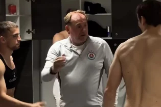 Владимир Вайсс “Қайрат” ойыншыларын киім ауыстыратын бөлмеде құттықтады