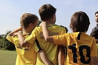 Ойын ортасында төбелескен Қазақстандық жасөспірімдер футболдан өмір бойына шеттетілуі мүмкін