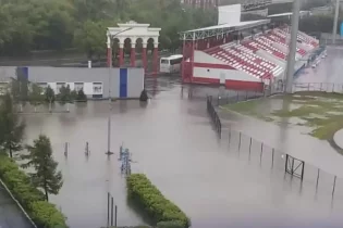 Жаңбырға шыдамайтын стадион қалайша УЕФА-ның лицензиясын алып алған? «Қызыл-Жардың» алаңы жаңбырдың астында қалып, быт-шыты шықты