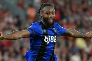 Англиядағы жанжал: Антуан Семеньоға нәсілдік сипаттағы қорлық айтқан жанкүйерге стадиондарға кіруге тыйым салынды