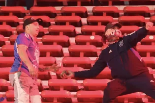 “Универсидад де Чили” жанкүйерлері стадионда қанды қырғын жасады